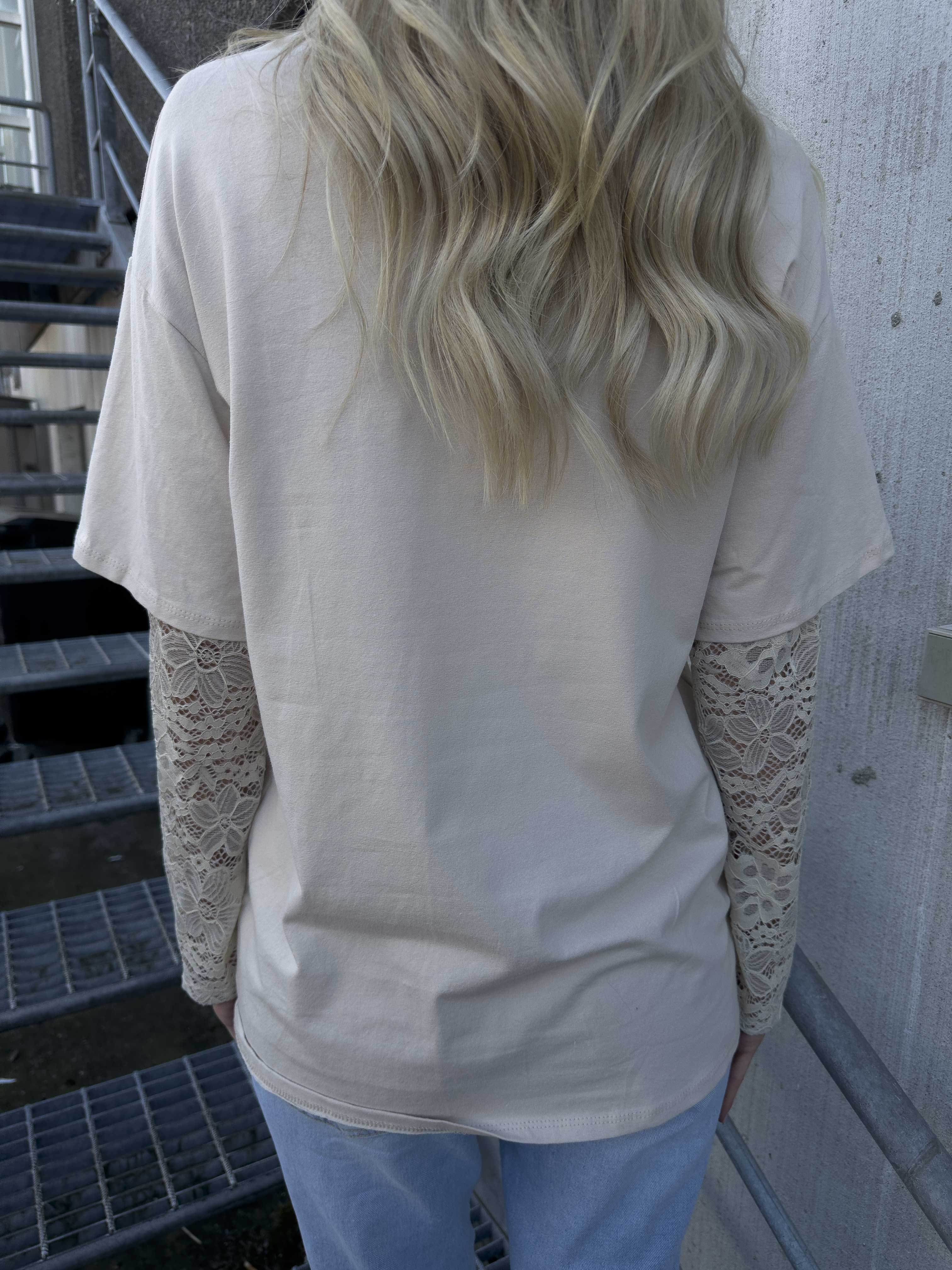 Valerie - T-shirt i bomuld med lange blonde ærmer